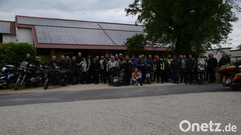 Erster Anlaufpunkt für die Bikergruppe des Bayerischen Bauernverbandes war das Schlossgut Kaibitz. Bild: ak