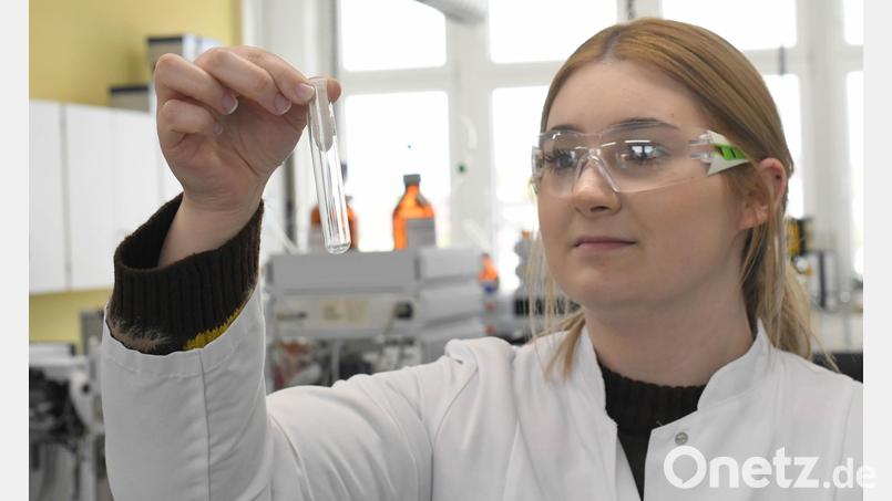 Eine Synlab-Mitarbeiterin begutachtet eine Phiole mit einer Haarprobe. Mit Hilfe modernster Technik lassen sich darin selbst kleinste Spuren von Drogen nachweisen. Bild: Gabi Schönberger