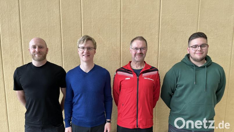 Bei den Neuwahlen der Sparte Tischtennis blieb Vieles beim Bewährten, mit Matthias Hablawetz (links) und Niklas Schraml (rechts) gibt es jedoch zwei neue Gesichter im Vorstand. Mit auf dem Bild Pressewart Patrick Lochner (Zweiter von links) und Spartenleiter Hubert Scherm (Dritter von links). Bild: TSV Erbendorf/exb