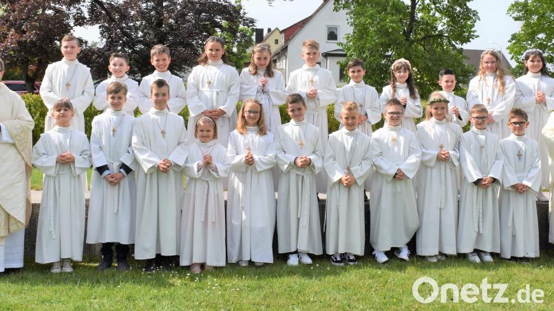 22 Kinder haben am Sonntag in der Friedenskirche zum ersten Mal die heilige Kommunion empfangen. Bild: rgr