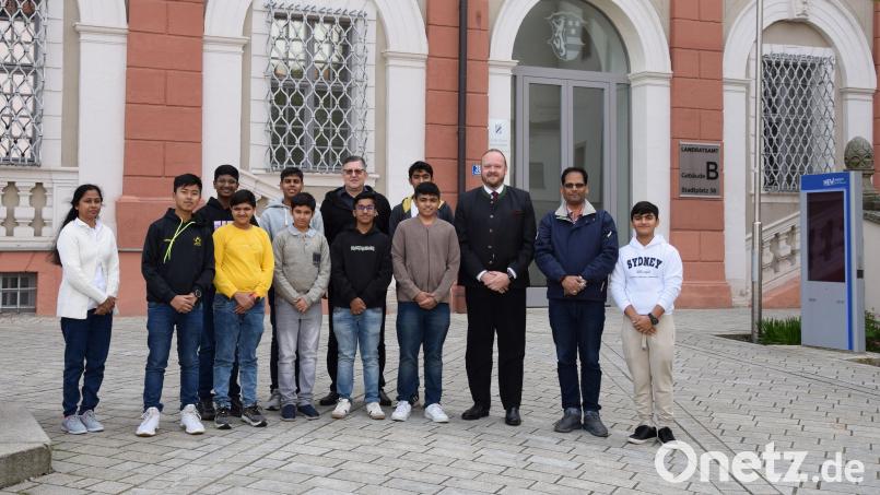 Die Schüler aus Indien vor dem Landratsamt in Neustadt/WN. Bild: Marcel Weidner/exb