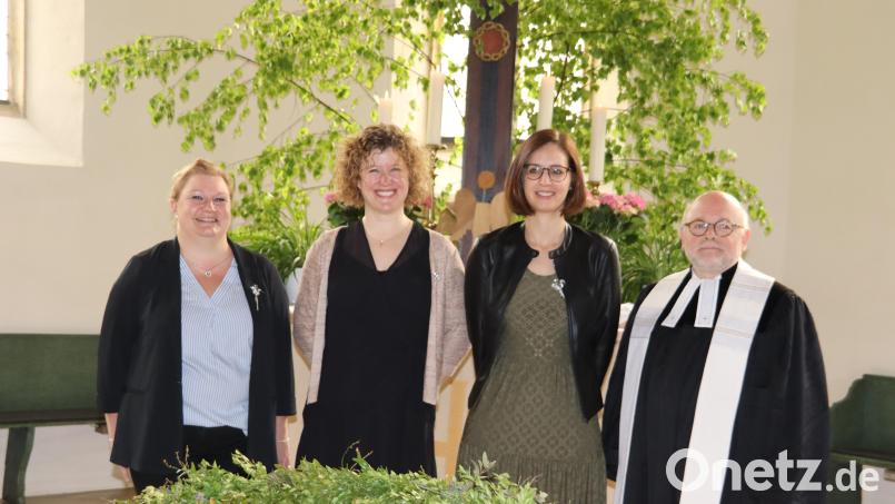 Mit Tabea Scharf, Katharina Pilhofer und Anja Roppert (von links), die ihre silberne Konfirmation feierten, freute sich Pfarrer Matthias Ahnert. Bild: gru