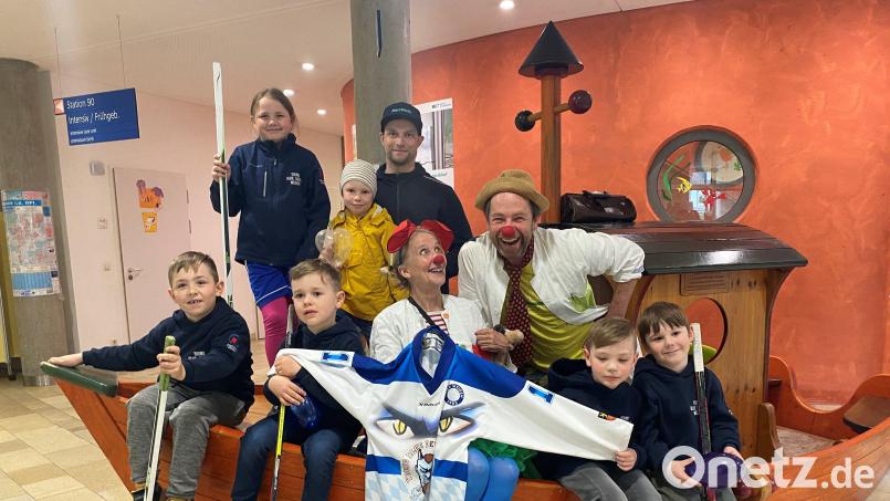 Die Young Blue Devils und ihr Trainer Dennis Bodensteiner überreichen den Klinik-Clowns „Dr. Beppo“ und „Dr. Trudi Eierfleck“ ihre Spende. Bild: Michael Reindl/exb