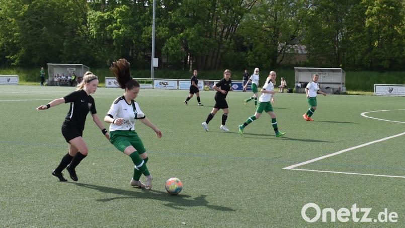 Die B-Juniorinnen des TSV Neudorf (weiß-grüne Trikots) gewannen das letzte Saisonspiel beim SC Regensburg II mit 3:1. Bild: Andreas Schärtl/exb