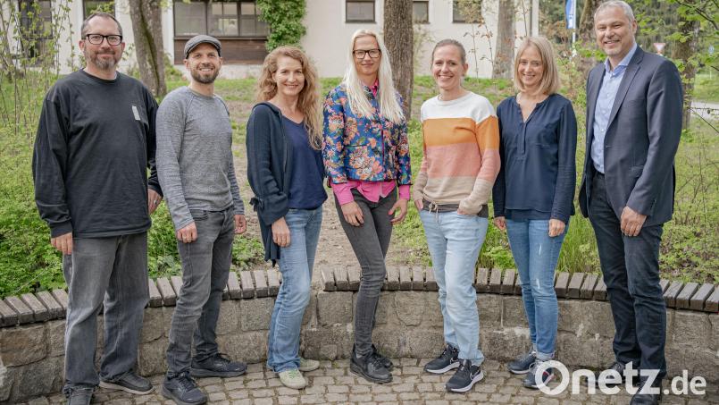 Das Personal im Jugendmedienzentrum T 1 wurde aufgestockt. Von links Christian Kreil, Leiter Philipp Reich, Cirta Rosbach, Lenka Krizova, Sabine Wagner, Sabine Reif und Kreisjugendring-Vorsitzender Jürgen Preisinger. Bild: Jugendmedienzentrum T1/exb