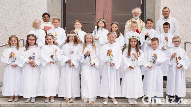 17 Kinder feierten in Stulln Erstkommunion. Zelebriert wurde der Gottesdienst von Pfarrvikar Sebastian Valiaparambil, Pfarrer Heinrich Rosner und Gemeindereferent Markus Seefeld (hinten, von links). Bild: Stefan Wittmann/exb