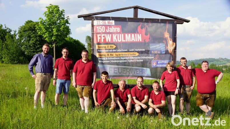 Ihre Lederhosen haben schon einige Mitglieder der Feuerwehr aus ihren Schränken geholt und sich vor dem großen Banner an der Staatsstraße aufgestellt. V..: Tobias Müller, Daniel Scharf, Tobias Kellner, Marcel und Kommandant Ernst Braunreuther, Patrick Zaus, Peter Scherm, Diana Braunreuther, Tobias Schroll und Vorsitzender Georg Redl. Bild: bkr