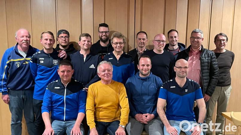 Die Fußball-Abteilung des TuS Schnaittenbach wählt einen neuen Vorstand unter anderem mit Erstem Abteilungsleiter Patrick Lassmann (sitzend, links), Zweitem Abteilungsleiter Helmut Würsig (sitzend, Zweiter von links) und Drittem Abteilungsleiter Günter Bösl (stehend, Fünfter von rechts) sowie dem Dritten Bürgermeister Manfred Schlosser (stehend, Zweiter von rechts). Bild: Bernhard Nittke/exb