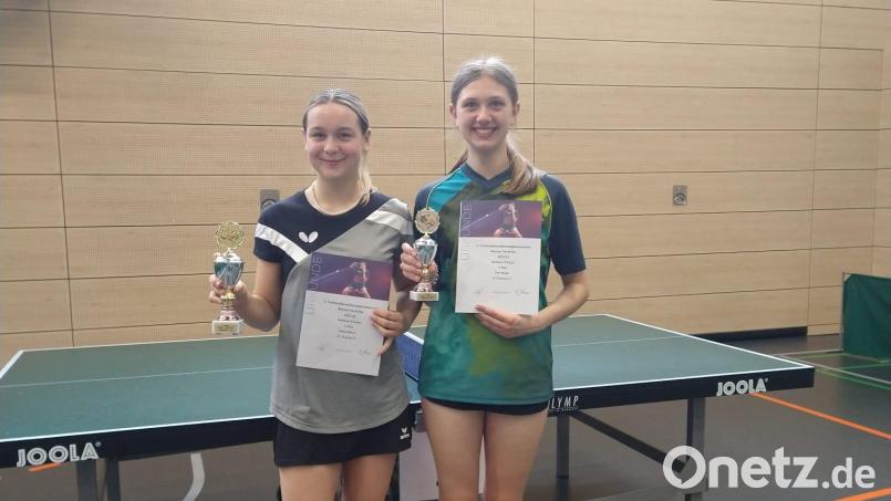 Selina Dötterl (links) und Nele Philipp (rechts) waren von ihrer Trainerin Roswitha Roth bestens auf das Turnier vorbereitet worden. Bild: öt