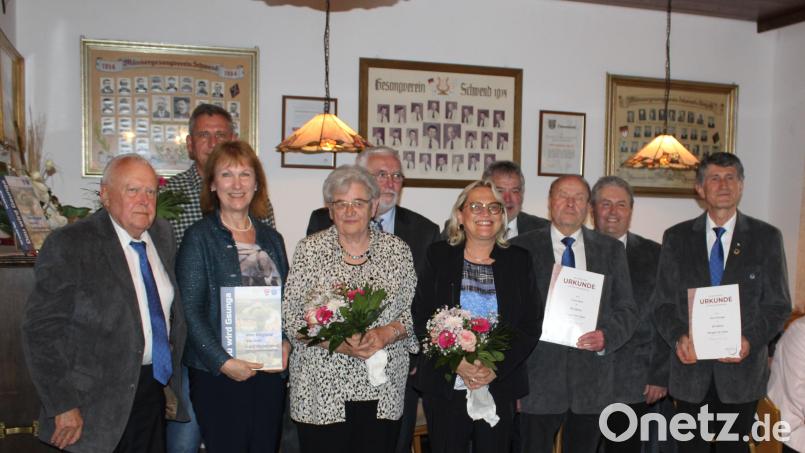 Der MGV Schwend/Kastl ehrte langjährige Sänger und stellte sein Liederbuch &quot;Dou wird Gsunga&quot; vor (von links); Heinz Kontny, Matthias Kontny, Bürgermeisterin Brigitte Bachmann, Brigitte Kontny, Werner Leykauf vom Fränkischen Sängerbund, Sabine Morgenschweis, Chorleiter Wolfgang Herdegen, Heinz Beck, Werner Prügel und Otto Hufnagel. Bild: sis