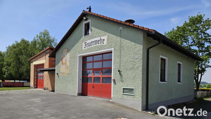 Die beiden Holzfenster auf der rechten Hausseite sind 35 Jahre. Der Austausch ist nicht Teil der Anbau-Maßnahme, deshalb hat die Feuerwehr der Stadt vorgeschlagen, diese außerhalb des bestehenden Zuschusses der Stadt auszutauschen. Bild: rdh
