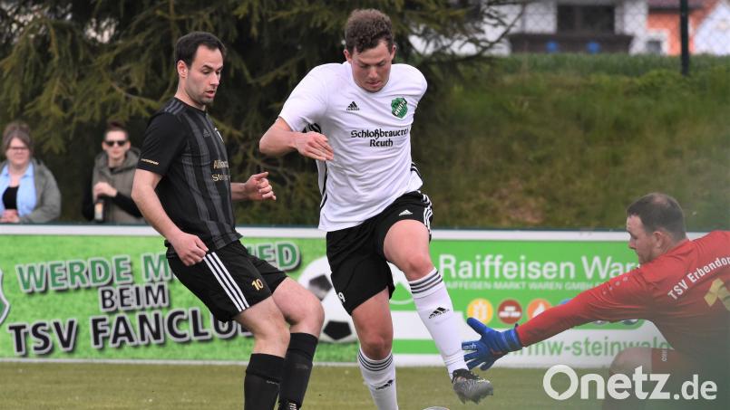 Der Reuther Fabian Höcht (Mitte/hier Szene aus dem Spiel gegen Erbendorf) traf gegen Altenstadt/WN zwei Mal. Bild: Büttner, Gerhard
