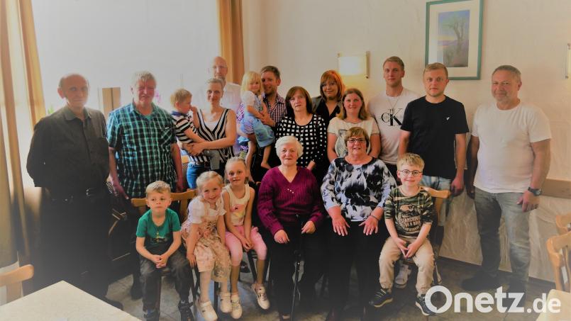 Zum 90. Geburtstag darf Mutter, Oma und Uroma Anna Brenner viele Hände schütteln. Bild: gz