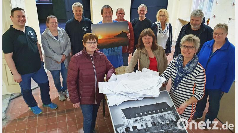 Marga Neumann, Andrea Hirmer und Renate Bock (vorne, von links) blieb es vorbehalten, zum Abschluss einer fulminanten Jubiläumsausstellung drei Gewinner zu ziehen. Verlost wurden beim Fotoklub Keilrahmen-Bilder mit der Burg in der Abendsonne. Bild: nm