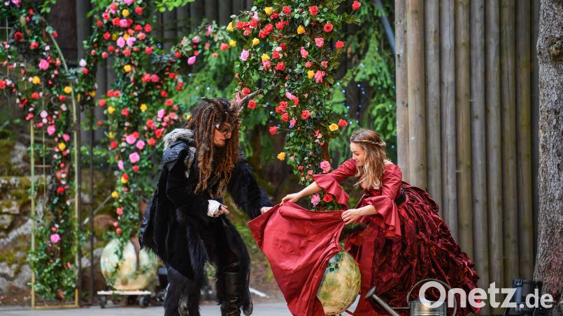 Zuerst können sie sich nicht leiden – doch über die gemeinsame Liebe zu Rosen finden Belle (Katharina Plank) und das Biest (Lukas Schöttler) zueinander. Bild: Florian Miedl/fph