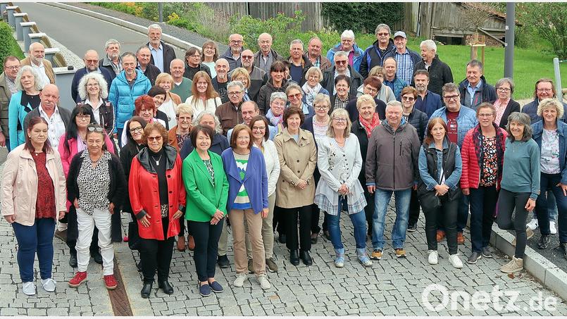 Ein freudiges Wiedersehen gab es für die ehemaligen Schüler des Jahrgangs 1961/62 aus dem Schulverband Wiesau. Bild: bsc