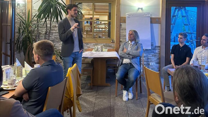 Ein FDP-Stammtisch wurde von Landtagskandidat Wolfgang Karbstein (sitzend, Mitte) in Großbüchlberg ins Leben gerufen. Bild: FDP/exb