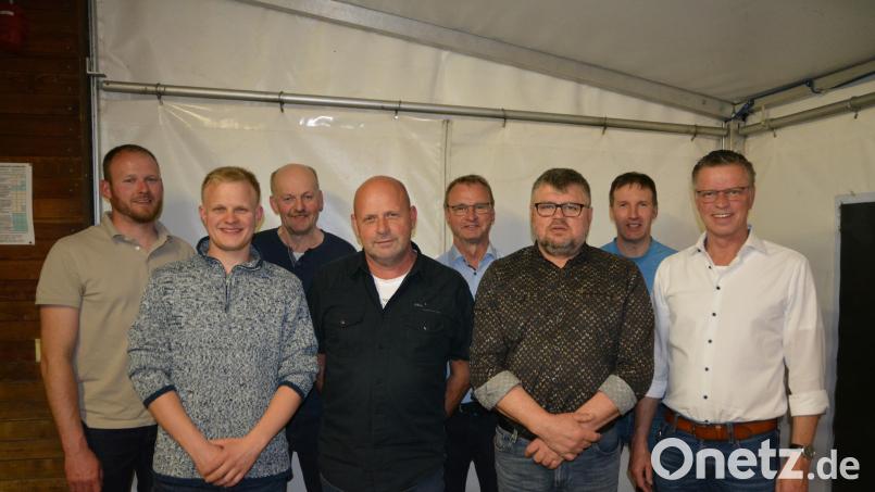 Einen neuen Vorstand wählt die Jagdgenossenschaft Ehenfeld (von links): die Jagdpächter Martin Methe und Markus Bauer, Zweiter Vorsitzender Bernhard Reich, Erster Vorsitzender Christian Meier, das verabschiedete Vorstandsmitglied Richard Falk, Beisitzer Christian Kummer, Schriftführer und Kassier Johannes Falk und Bürgermeister Hermann Falk. Bild: fdl