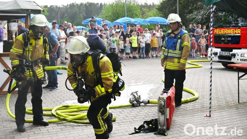 Die Schlauchleitungen sind angeschlossen. Die Atemschutzträger können in den verqualmten Schuppen. Die zahlreichen Besuchern des Sommerfestes verfolgten die Einsatzübung der Feuerwehr Karmensölden. Bild: gf