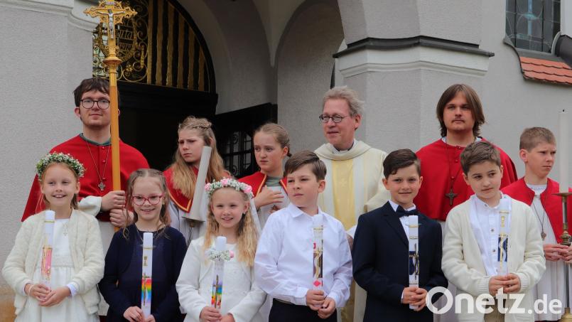 Erstkommunion in der Pfarrei St. Ursula in Ursulapoppenricht (hinten, von links): Christoph Lösch, Marlene Greil, Lena Götz, Dekan Christian Schulz, Leo Ringer und Lukas Greil;; vorn (von links): Klara Siegert, Johanna Koch, Amelie Knan, Ben Weber, Bastian Roggenhofer und Jakob Maier. Bild: Nicole Koller