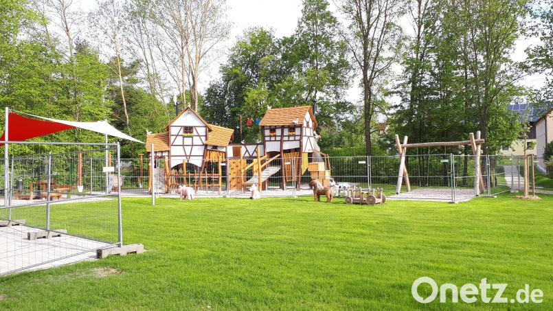 Neu gestaltet worden ist das Festgelände in Kondrau. Ein besonderer Blickfang ist der Spielplatz zum Thema &quot;Bauernhof&quot;. Bild: pz