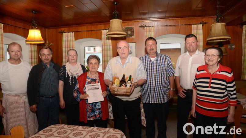 Monika und Harald Gerschwitz sowie Sohn Andree (Bildmitte) haben in Pleystein seit dem Jahr 1984 90 Urlaubsaufenthalte verbracht. Für diese einmalige Treue danken Gastwirt Hans Weig, die Quartiergeber Josef und Christa Ärmer (von links), Erika Weig und Bürgermeister Rainer Rewitzer (von rechts). Bild: bey