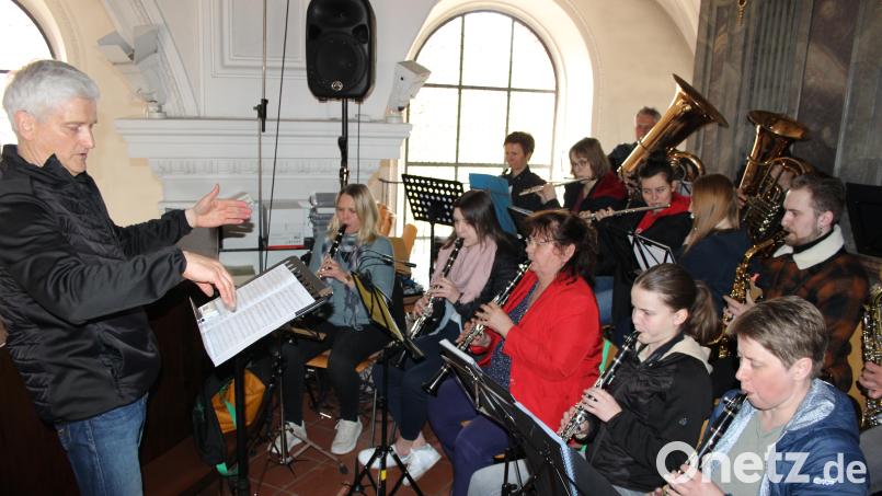 Die erste Probe für die Uraufführung der „Alter-Herrgott-Messe“ in der Stadtpfarrkirche war mit ein bisschen Aufregung verbunden. Schließlich musste sich das Orchester des Vereins „Abenteuer Kultur“ erst an die neuen Gegebenheiten und die Akustik gewöhnen. Doch Dirigent und Komponist Klaus Rustler verstand es, eine entspannte Atmosphäre zu schaffen. Bild: heb