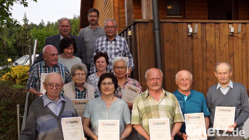 Die Dorfkapelle machte der Kapellenbauverein vor 40 Jahren zum Dorfmittelpunkt. Die Mitglieder der ersten Stunde wurden bei der Jahreshauptversammlung geehrt. An ihrer Spitze stand Ludwig Melzer (links), der das Gotteshaus geplant und gebaut hat. Bild: bkr