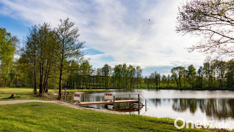 Das Gelände am Badeweiher Bärnau wurde für insgesamt 15 900 Euro attraktiver gestaltet – unter anderem wurde der Steg erneuert. Die Ikom Stiftland bezuschusste die Maßnahme des Fördervereins Hallenbad mit 10 000 Euro. Bild: Susanne Forster