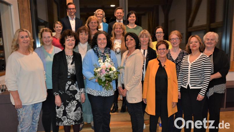 Tina Zeitler (mit Blumen) führt auch in den kommenden zwei Jahren den Kreisverband der Frauen-Union Tirschenreuth. Mit im Bild der neugewählte Kreisvorstand mit den geladenen Gästen im Konnersreuther Schafferhof. Bild: jr
