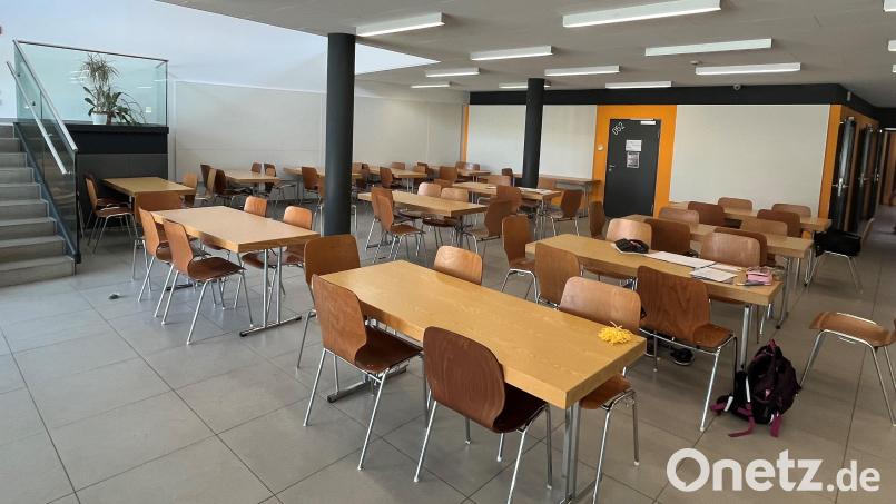 Das Foyer der Mehrzweckhalle wird an der Grund- und Mittelschule Vilseck derzeit auch als Mensa genutzt. Da sehr viele Schüler die Ganztagsbetreuung besuchen, muss das Mittagessen in zwei Schichten ausgegeben werden. Am Nachmittag nutzen die Kinder den Raum zum Erledigen der Hausaufgaben. Bild: e