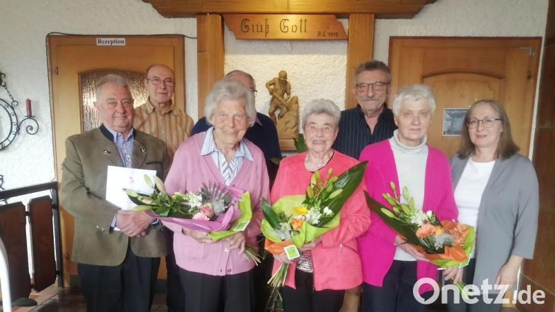Bei der KAB gab es Ehrungen (hinten, von links): Matthias Hofmeister, Herbert Mauritz, Norbert Eisner, Kassier; (vorne, von links): Hans Aigner, Sabine Helm, Therese Reindl, Erna Uth, Ingrid Reinhardt, Schriftführerin. Bild: Norbert Eisner/exb