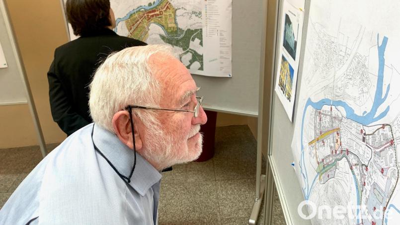 Im Foyer des Rathauses konnten interessierte Bürger einen Blick auf Karten werfen, die zeigen, wie sich die Stadt in den kommenden Jahren und Jahrzehnten verändern könnte. Bild: Gabi Schönberger