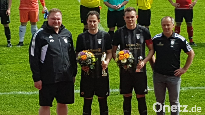 Andreas Häupl (links) und Stefan Klamt (rechts) ehrten Sandro Hösl (Zweiter von rechts) und Philipp Heindl (Zweiter von links) für ihren Einsatz beim TSV Erbendorf. Bild: TSV Erbendorf/exb