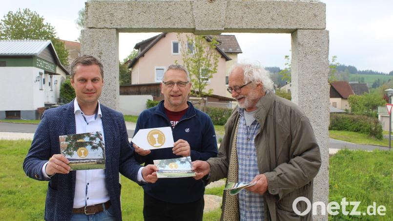 Bei der Übergabe der frischgedruckten FGV-Broschüre: Martin Exner (von rechts) und Gerd König mit Bürgermeister Wolfgang Söllner. Bild: soj