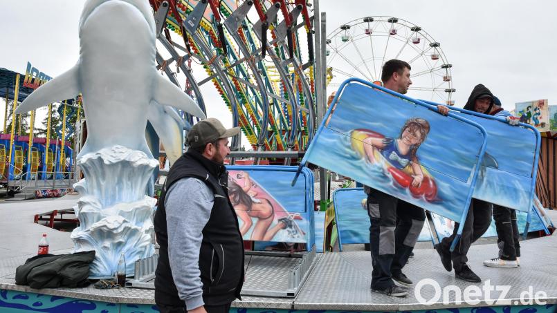 Die Firma Neigert aus Reisbach aus dem niederbayerischen Landkreis Dingolfing-Landau baut ihr Geschäft auf der Amberger Dult auf. Bild: Stephan Huber