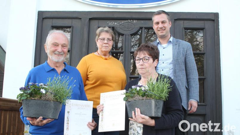 Die Geehrten Bernd Würstl und Christa Lautenbacher (vorne, von links) mit Vorsitzender Inge Geißler und Bürgermeister Wolfgang Söllner. Bild: soj