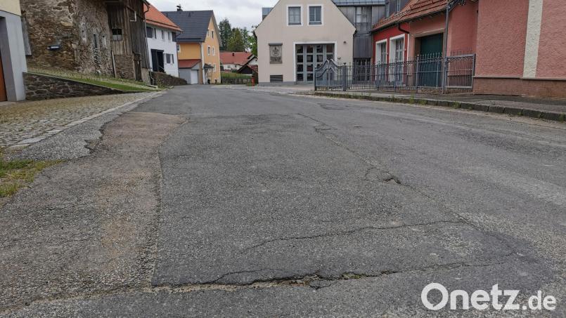 Die Sanierung der Straße „Freyung“ soll laut Planung Anfang 2024 starten. Für Wasser und Abwasser wird derzeit der Bauentwurf mit Berücksichtigung des Neubaugebiets „Am Osterbrunnen BA 3“ erstellt. Bild: Portner