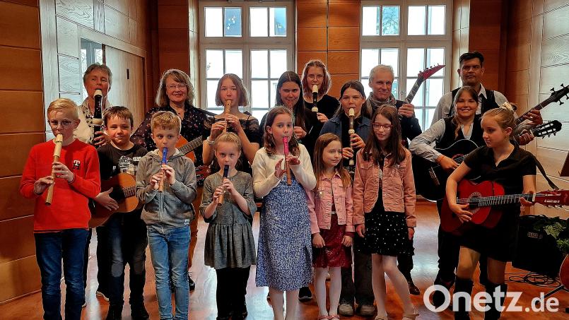 Spielfreudig präsentieren sich die zwei Klassen von Cornelia Kick und Edmund Feilner beim Vorspielabend in der Franz-Grothe-Schule. Bild: R. Kreuzer