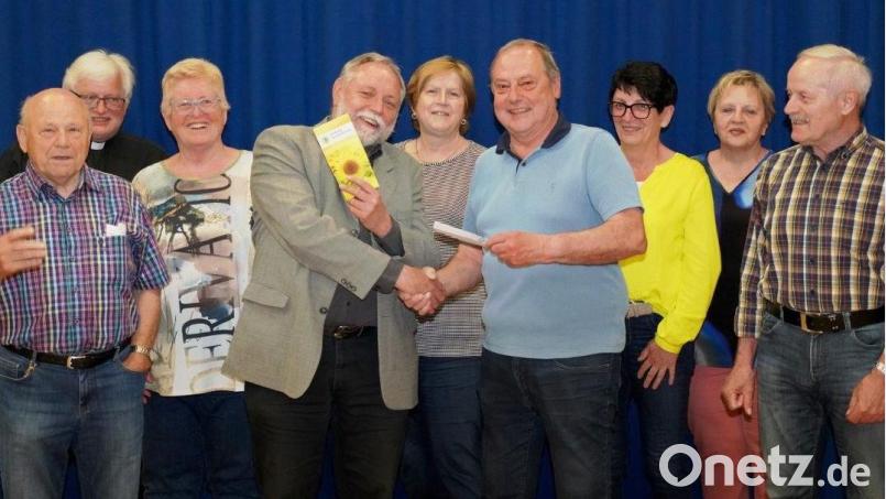 Die KAB St. Johannes überreicht Pfarrer Alfons Forster 600 Euro für die Stiftung Sonnenblume. Der Erlös stammt aus dem Fastenessen. Bild: Kunz