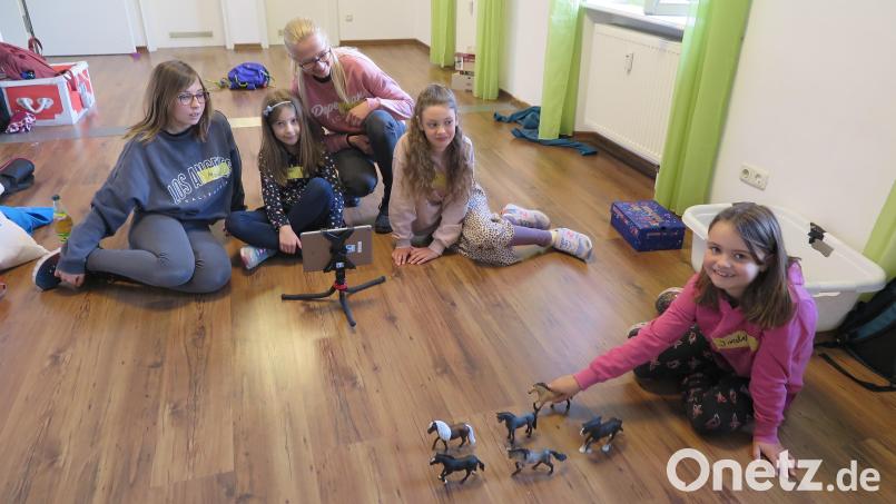 Lenka Krizova half den vier Mädchen beim Trickfilm mit vier Pferden. Bild: Familienzentrum Mittendrin/exb