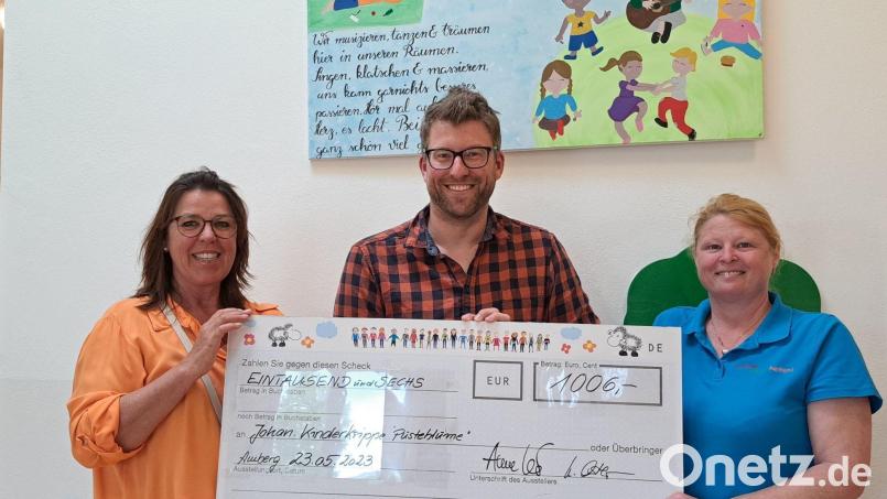 Katharina Ostermann (links) und Heike Kraft übergeben den symbolischen Scheck an Fabian Lotter, den Leiter der Kinderkrippe. Bild: Fabian Lotter/exb