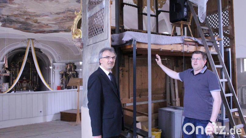 Pfarrer Martin Besold (links) und Kirchenmusiker Holger Popp besichtigen die Empore, auf der in den vergangenen Monaten viele Arbeiten anstanden. Bei der Nacht der offenen Kirchen ist die Bevölkerung eingeladen, den aktuellen Stand der Renovierung zu besichtigen. Bild: Holger Popp/exb