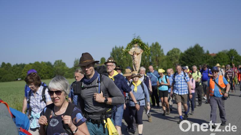 Mit guter Laune und bei bestem Wetter: Die Pilgerinnen und Pilger gingen heuer wieder nach Altötting. Bild: Sebastian Böhm
