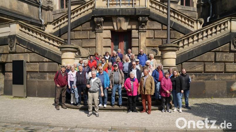 Die Reisegruppe der RSK Neualbenreuth an der Treppe zum Südtor der Frauenkirche in Dresden Bild: Gerhard Bötzl/exb