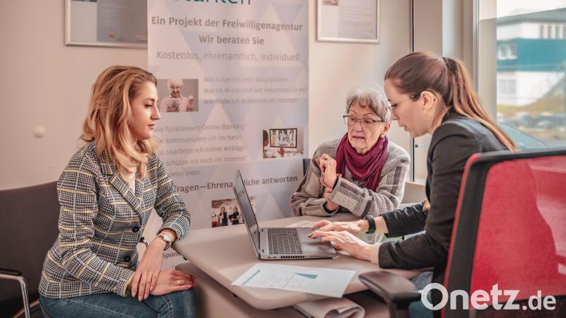 Elisabeth Triller (links/Leiterin der Freiwilligenagentur) und Anna Willkommer, die Projektkoordinatorin „Digitale Kompetenz stärken“, erleichtern Waltraud Braun (Mitte) den Einstieg in die digitale Welt. Bild: Michael Golinski, Stadt Amberg/exb