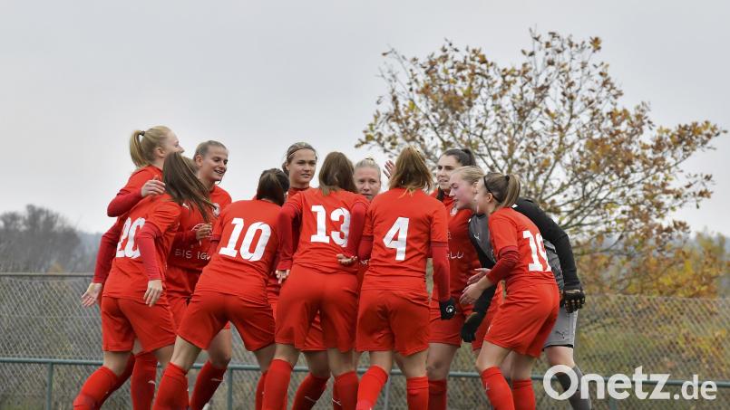 Die Fußballerinnen des TSV Theuern stimmen sich auf das nächste Spiel ein. Mit dem FC Forstern haben sie aus der Hinrunde noch eine Rechnung offen. Archivbild: Hubert Ziegler