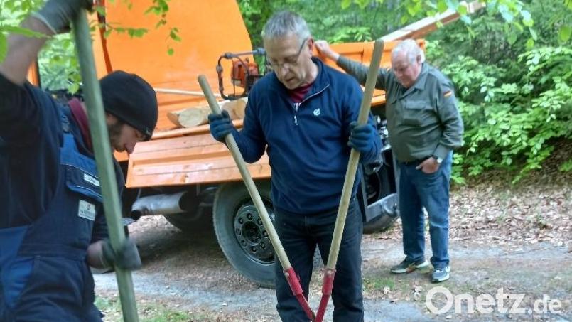 Fleißige Helfer sind zurzeit dabei, den Hupferweg zu kennzeichnen. Bild: soj