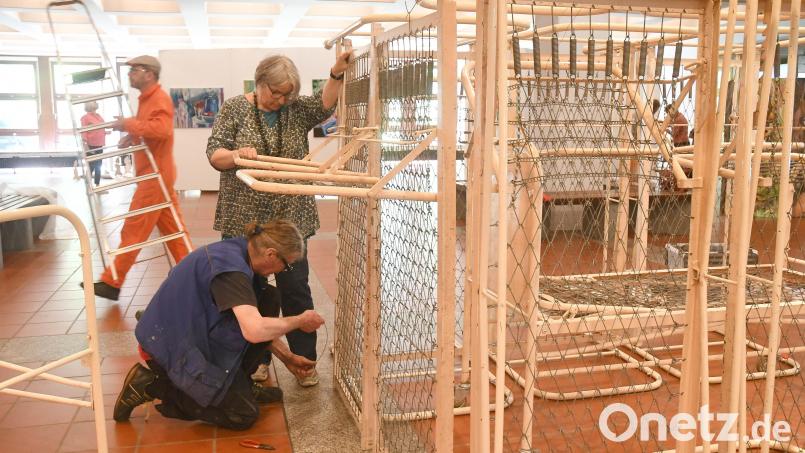 Was machen alte Bettgestelle im Foyer der Realschule? Besucher der Pfingstausstellung des OKV dürfen gespannt sein. Bild: Gabi Schönberger