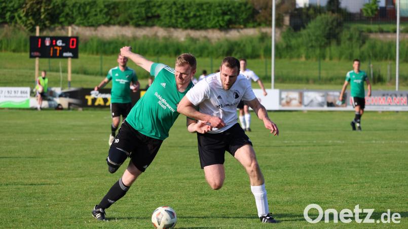 Jonas Zeitler (links) vom TSV Reuth im Zweikampf mit dem Edelsfelder Tim Rupprecht. Bild: Dieter Jäschke